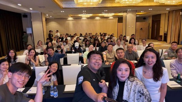 2025配资查询网站官网 特朗普召开加密货币晚宴，美会发生严重金融危机吗？