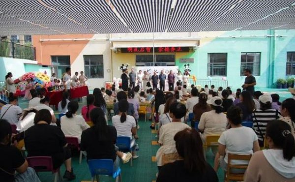 配资365 幼儿园毕业礼敲鼓点朱砂，孩子写“人”字，未来路咋走？